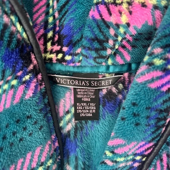 Victoria’s Secret plush robe. Size XL - Picture 3 of 4